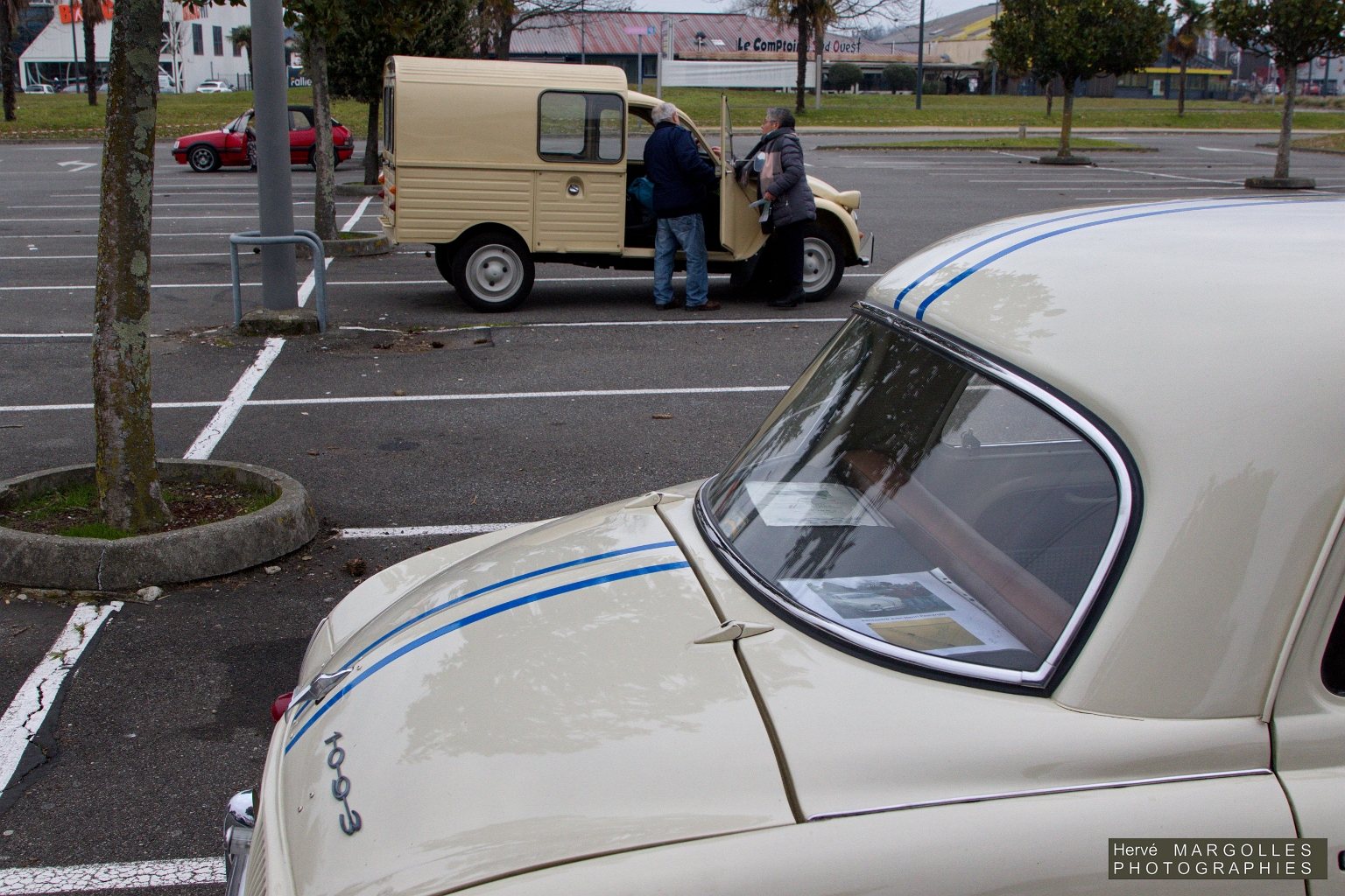 Renault Dauphine 1093.jpg